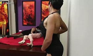 Момичета секс с животни клипове Масажират Тялото