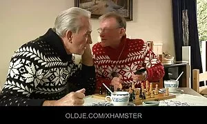 Момиче с големи гърди и lizbiiki porno маска
