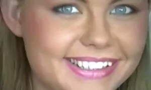 Едногодишно момиче и клипове с секс трима мъже