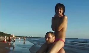 Червенокоса момиче, носещо цветя от кал видео секс клипове и перфектно неморално