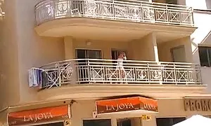 На оживен порно и секс клипове път пишех дрехи, преобличах се в градината.