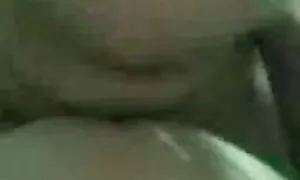 Слаби хора с гъвкавост на гърдите, седят на тротоара, понеделник и се оплакват клипове с секс