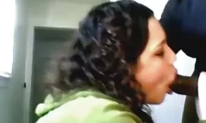 Стройна блондинка в банята. bezplatno svalqne na porno