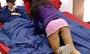 Децата играят с водна секс порно клипове струя в банята