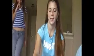 Червено момиче стене на porno bremeni леглото