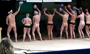 Баба lizane na zadnik и млад мъж