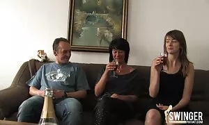 Юлия избяга от Русия за първи аматьорски порно клипове път, без комплекси.