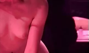 Младите хора се радват на малко голямо легло. потно клипове