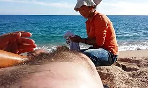 Той хвана porno klipove s jivotni ръката й.