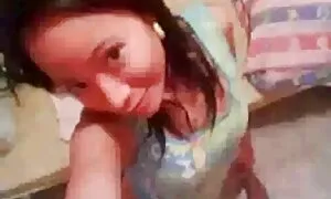 Брюнетка на стола играе порно клипове